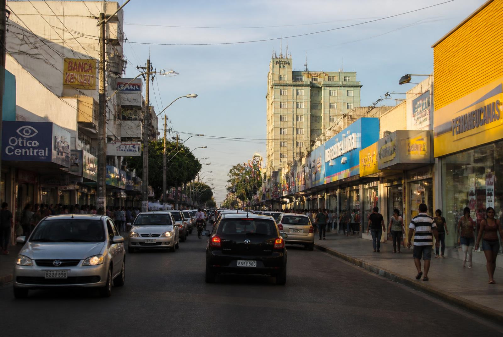 Avenida comercial movimentada em Teixeira de Freitas