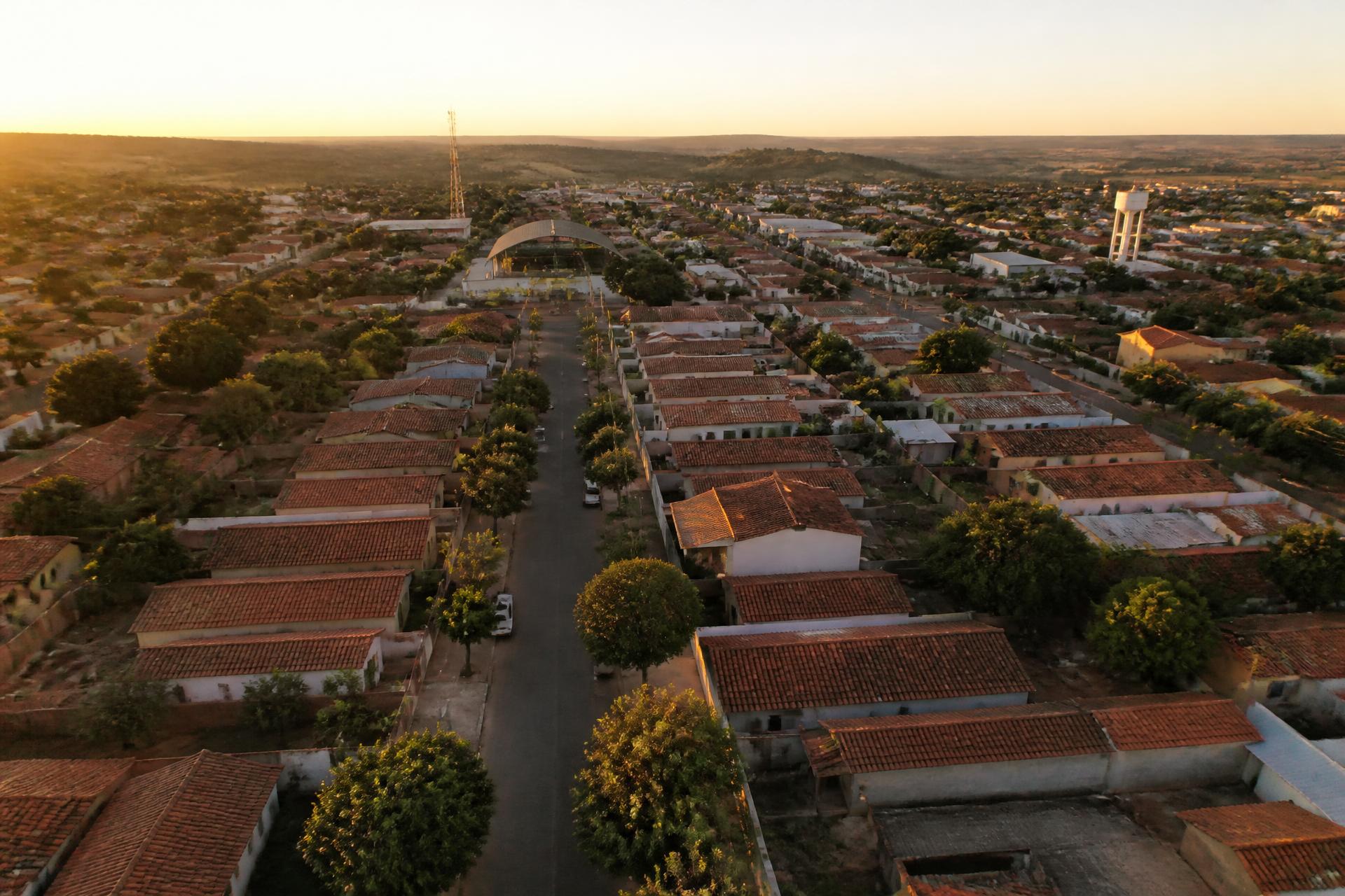Vista aérea de um bairro residencial de Teixeira de Freitas ao entardecer